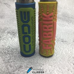 Dos mecheros Clipper con funda de Code y Fabrik color azul y amarillo fabricados en España.