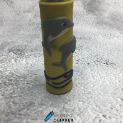 Mechero de colección clipper con funda de color amarillo edición delfines fabricado en España