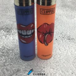 Dos mecheros Clipper de labios con piercing color azul y naranja sin gas recargables fabricados en españa. Cómpralos en mundoclipper.com