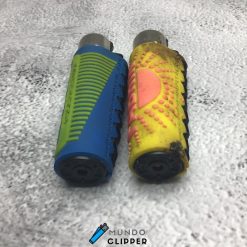 Dos mecheros Clipper con funda de Code y Fabrik color azul y amarillo fabricados en España.