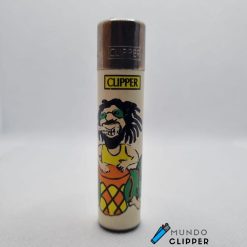 A Clipper lighter decorated with Rastafarian motifs, accompanied by a small wooden bongo with colored details. The lighter is gasless and refillable, and the bongo is orange and yellow with rhombuses at the bottom. Made in Spain.
