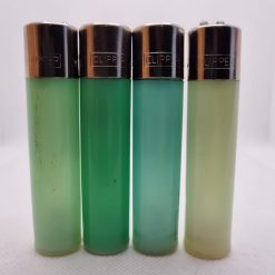 Una serie de 4 mecheros Clipper lisos de distintas tonalidades de verde para todos los apasionados del coleccionismo de los mecheros Clipper. ¡Con estos mecheros Clipper podrás estampar o dibujar lo que tu quieras y tener un mechero único!