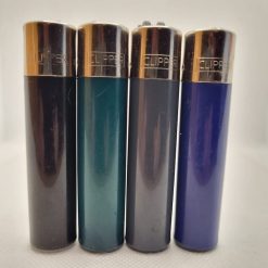 Mecheros Clipper originales monocolor; oscuros fabricados en España. Una serie de 4 mecheros Clipper lisos de distintas tonalidades de tonos oscuros para todos los apasionados del coleccionismo de los mecheros Clipper. ¡Con estos mecheros Clipper podrás estampar o dibujar lo que tu quieras y tener un mechero único!
