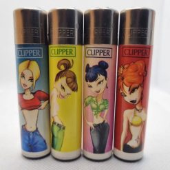 Mecheros Clipper originales edición Mujeres personajes dibujados completa fabricados en España. Una serie de 4 mecheros Clipper sin gas del universo de los personajes para todos los coleccionistas de mecheros Clipper de todo el mundo. Una colección de mecheros Clipper perfecta para todos los apasionados del coleccionismo de los Clippers. Los mecheros Clipper fabricados en España de Mundo Clipper todos te llegarán SIN GAS pero, como ya sabrás, tienes la opción a poder recargarlos. ¡No desaproveches esta oportunidad, y haz crecer tu colección de encendedores CLIPPER con Mundo Clipper!