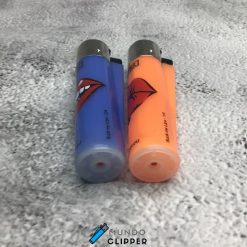 Dos mecheros Clipper de labios con piercing color azul y naranja sin gas recargables fabricados en españa. Cómpralos en mundoclipper.com