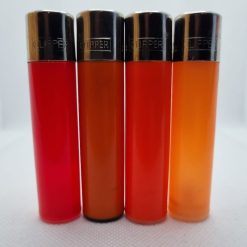 Mecheros Clipper originales monocolor; rojo fabricados en España. Una serie de 4 mecheros Clipper lisos de distintas tonalidades rojas para todos los apasionados del coleccionismo de los mecheros Clipper. ¡Con estos mecheros Clipper podrás estampar o dibujar lo que tu quieras y tener un mechero único!