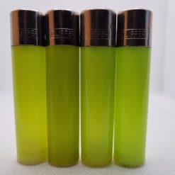 Mecheros Clipper originales monocolor; verde fosforito fabricados en España. Una serie de 4 mecheros Clipper lisos de distintas tonalidades verdes fosforito para todos los apasionados del coleccionismo de los mecheros Clipper. ¡Con estos mecheros Clipper podrás estampar o dibujar lo que tu quieras y tener un mechero único!