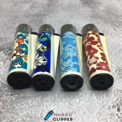 Cuatro mecheros Clipper florales sin gas de colores azules, verdes y granates fabricados en españa.